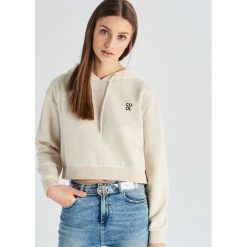 Krótka bluza z kapturem - Kremowy. Bluzy damskie marki Sinsay. Za 49.99 zł.