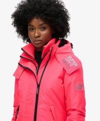 Superdry Kurtka wiatrówka górska z kapturem slim – HYPER FIRE PINK. Czerwone kurtki damskie Superdry., bez wzorów, z kapturem. Za 481.75 zł.