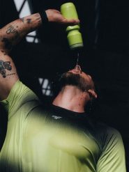 4F Koszulka do biegania regular szybkoschnąca męska - czarny XL. Czarne koszulki sportowe męskie 4f, m, bez wzorów, sportowe, bez kołnierzyka. Za 129.99 zł.