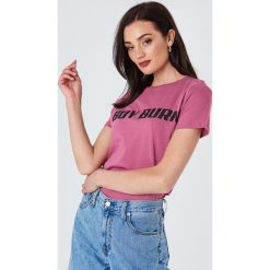 NA-KD T-shirt Boy Burn - Pink. T-shirty damskie marki NA-KD. W wyprzedaży za 24.38 zł.