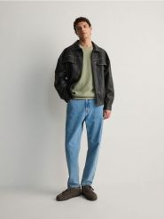 Bawełniany sweter - oliwkowy. Zielone swetry przez głowę męskie Reserved, l, bez wzorów, z bawełny, bez kołnierzyka. W wyprzedaży za 59.99 zł.