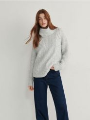 Sweter oversize z golfem - jasnoszary. Szare swetry damskie Reserved, l, bez wzorów, z dzianiny, bez kołnierzyka, bez ramiączek, bez kaptura. W wyprzedaży za 39.99 zł.