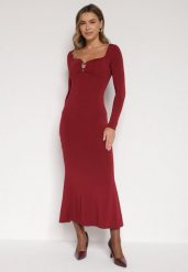 Bordowa Koktajlowa Sukienka z Wiskozą Ozdobiona Metalową Klamrą Refira. Czerwone sukienki damskie Born2be, na co dzień, s, bez wzorów, z wiskozy, eleganckie, bez kołnierzyka, bez ramiączek, proste. Za 129.99 zł.