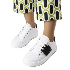 Białe sneakersy zdobione czarną klamerką Erin. Białe trampki i tenisówki damskie z aplikacjami, ze skóry ekologicznej, klasyczne, bez zapięcia. Za 78.89 zł.