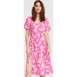 Sukienka w kwiaty - Różowy. Sukienki damskie marki Reserved. Za 179.99 zł.