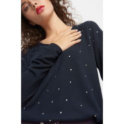 Lekki sweter z kryształkami. Swetry damskie marki Orsay. W wyprzedaży za 55.00 zł.