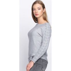 Szary Sweter Love Street. Szare swetry damskie Born2be, z koronki, z dekoltem w łódkę. Za 69.99 zł.