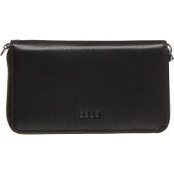 Skórzany portfel "Liv 134" w kolorze czarnym - 15,5 x 8 x 2 cm. Czarne portfele damskie marki BREE, z materiału. W wyprzedaży za 181.95 zł.