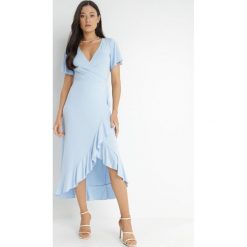 Jasnoniebieska Sukienka Aediala. Niebieskie sukienki damskie Born2be, na co dzień, l, bez wzorów, z tkaniny, bez kołnierzyka, bez ramiączek, midi, kopertowe. Za 119.99 zł.