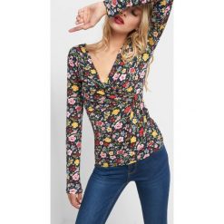 Kopertowa koszulka w kwiaty. T-shirty damskie marki Orsay. W wyprzedaży za 55.00 zł.