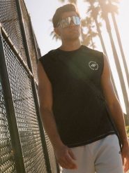 4F Koszulka bez rękawów loose z nadrukiem męska - czarna M. Czarne t-shirty męskie 4f, m, bez wzorów, z bawełny, wakacyjne, bez kołnierzyka. W wyprzedaży za 39.99 zł.