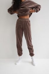 Spodnie typu jogger wykonane z weluru w kolorze DEEP TAUPE - DISPLAY VELVET-XL. Brązowe spodnie materiałowe damskie Marsala, s, bez wzorów, z bawełny, z podwyższonym stanem. W wyprzedaży za 67.96 zł.