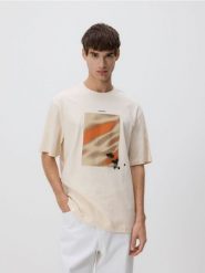 T-shirt relaxed fit z nadrukiem - kremowy. Białe t-shirty męskie Reserved, l, bez wzorów, z bawełny, bez kołnierzyka. Za 69.99 zł.