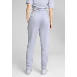 Damskie spodnie dresowe EVOSTRIPE PUMA Cool Weather Blue. Niebieskie spodnie dresowe damskie Puma, l, bez wzorów, z dresówki, trekkingowe. W wyprzedaży za 129.00 zł.