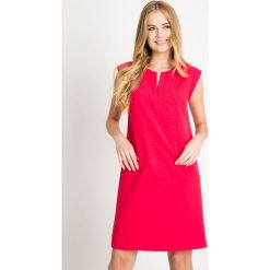 Malinowa sukienka z rozciętym dekoltem QUIOSQUE. Różowe sukienki damskie QUIOSQUE, eleganckie, z dekoltem na plecach, z krótkim rękawem. W wyprzedaży za 139.99 zł.
