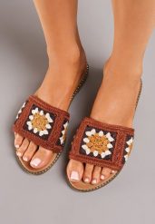 Brązowe Płaskie Klapki w Stylu Boho Ozdobione Nitami Yarpena. Brązowe klapki damskie Born2be, bez wzorów, z materiału, boho, bez obcasa, na płaskiej podeszwie. Za 59.99 zł.