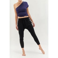 Spodnie do jogi Moonholi Cosmic Cropped Track Pants z obniżonym krokiem. Czarne spodnie materiałowe damskie MOONHOLI, s, bez wzorów, na jogę i pilates. Za 369.00 zł.