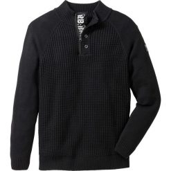 Sweter ze stójką Regular Fit bonprix czarny. Czarne swetry przez głowę męskie bonprix, z nadrukiem, ze stójką. Za 79.99 zł.