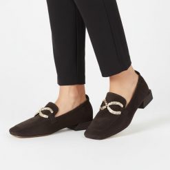 Półbuty damskie S.Barski, cholewka skóra naturalna wsuwany fason metalowa ozdoba na przodzie niski obcas kwadratowy nosek klasyczna linia minimalisty. Brązowe półbuty damskie S.BARSKI, z aplikacjami, ze skóry, klasyczne, bez obcasa, na obcasie, bez zapięcia. Za 389.00 zł.