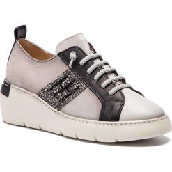Półbuty HISPANITAS - Bora-Bora HV98703 Perla/Black. Szare półbuty damskie Hispanitas, bez wzorów, z materiału, bez obcasa, na koturnie, bez zapięcia. W wyprzedaży za 299.00 zł.