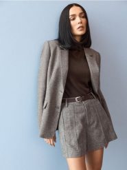Eleganckie szorty z przeszytym kantem i paskiem - beżowy. Brązowe szorty damskie Sinsay, l, bez wzorów, eleganckie. Za 49.99 zł.