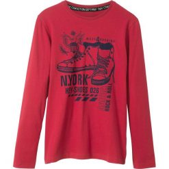 Shirt z długim rękawem bonprix ciemnoczerwony z nadrukiem. Koszule dla chłopców marki bonprix. Za 24.99 zł.