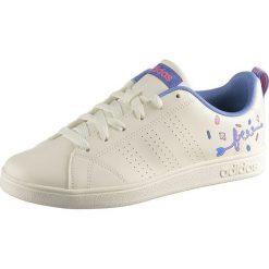Sneakersy w kolorze białym. Białe trampki i tenisówki dziewczęce marki Dziecięce obuwie sportowe, bez wzorów. W wyprzedaży za 97.95 zł.