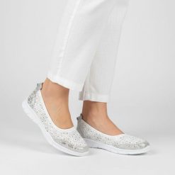 Półbuty damskie S.Barski, cholewka skóra naturalna perforowana z metalicznym wykończeniem fason wsuwany niski krój zaokrąglony nosek, elastyczna kons. Białe półbuty damskie S.BARSKI, na lato, w ażurowe wzory, z jeansu, eleganckie, bez obcasa, na płaskiej podeszwie, bez zapięcia. Za 125.90 zł.