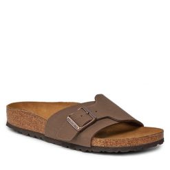Klapki Birkenstock. Brązowe klapki damskie Birkenstock, bez wzorów, bez obcasa. Za 399.99 zł.
