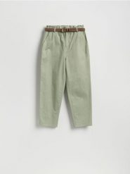 Spodnie chino z paskiem - jasnozielony. Zielone spodnie materiałowe damskie Reserved, l, bez wzorów, z bawełny. Za 119.99 zł.