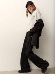 Eleganckie spodnie wide leg z domieszką wiskozy - czarny. Czarne spodnie materiałowe damskie Sinsay, l, bez wzorów, z wiskozy. Za 59.99 zł.
