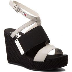 Sandały TOMMY JEANS - Material Mix Wedge Sandal EN0EN00048 Off White 156. Klapki damskie marki Tommy Jeans. W wyprzedaży za 219.00 zł.
