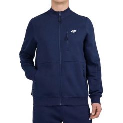 Bluza męska 4F z wysokim kołnierzem. Niebieskie bluzy męskie 4f, l, bez wzorów, z bawełny, bez kaptura. Za 133.99 zł.
