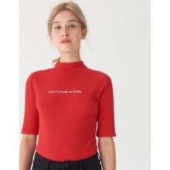 Koszulka z napisem - Czerwony. T-shirty damskie marki House. Za 39.99 zł.