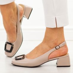 Beżowe skórzane sandały damskie Filippo Dp6183/26. Brązowe sandały damskie Filippo, bez wzorów, ze skóry, bez obcasa, na obcasie, bez zapięcia. Za 299.00 zł.