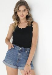Czarny Top z Wiskozy z Pofalowanymi Krawędziami Zoenite. Czarne bluzki damskie Born2be, s, bez wzorów, prążkowane, bez kołnierzyka, bez ramiączek. Za 69.99 zł.