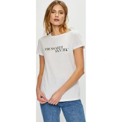 Trussardi Jeans - Top. Białe t-shirty damskie TRUSSARDI JEANS, l, bez wzorów, z bawełny, bez kołnierzyka. W wyprzedaży za 129.90 zł.