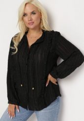 Czarna Koszula z Tkaniny Plumeti Ozdobiona Falbanką Selimina. Czarne bluzki damskie Born2be, l, bez wzorów, z tkaniny, bez kołnierzyka, bez ramiączek. Za 79.99 zł.
