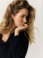 Sweter z wełny merino - granatowy. Niebieskie swetry damskie Reserved, l, bez wzorów, z wełny, bez kołnierzyka, bez ramiączek, bez kaptura. Za 239.99 zł.
