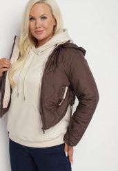 Brązowa Kurtka Krótka z Pikowaniem i Odpinanym Kapturem Taraes. Brązowe kurtki damskie Born2be, xl, bez wzorów, z jeansu. Za 169.99 zł.