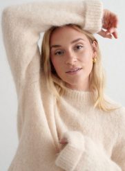 Damski sweter z mieszanki alpaki, przewiewny, luźny Alpaca Knit Sweater beżowy. Białe swetry damskie Aim'n, l, bez wzorów, z elastanu, bez kołnierzyka, bez ramiączek, bez kaptura. Za 551.00 zł.