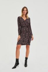 Dopasowana sukienka czarna. Czarne sukienki damskie MOODO, l, bez wzorów, z elastanu, bez kołnierzyka, bez ramiączek, dopasowane. Za 139.99 zł.