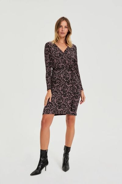 Dopasowana sukienka czarna. Czarne sukienki damskie MOODO, l, bez wzorów, z elastanu, bez kołnierzyka, bez ramiączek, dopasowane. Za 139.99 zł.