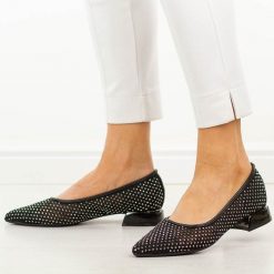 Czarne czółenka damskie na obacasie Vinceza 62294. Czarne czółenka damskie VINCEZA, bez wzorów, eleganckie, bez obcasa, na obcasie, bez zapięcia. W wyprzedaży za 175.12 zł.