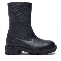 Botki Calvin Klein. Czarne botki damskie Calvin Klein, bez obcasa, na płaskiej podeszwie, bez zapięcia. Za 469.99 zł.