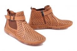 MANITU 990762-21 cognac, botki letnie damskie. Brązowe botki damskie Manitu, na lato, ze skóry, bez obcasa, bez zapięcia. Za 349.90 zł.