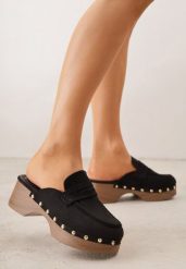 Czarne Klapki Drewniaki o Fasonie Loafersów z Ozdobnymi Nitami Sargita. Czarne klapki damskie Renee, bez wzorów, eleganckie, bez obcasa, na obcasie. Za 99.99 zł.