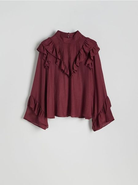 Wiskozowa bluzka z falbaną - burgundowy. Czerwone bluzki damskie Reserved, l, bez wzorów, z wiskozy, bez kołnierzyka, bez ramiączek. W wyprzedaży za 119.99 zł.