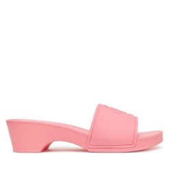 Klapki Guess. Czerwone klapki damskie Guess, z aplikacjami, bez obcasa. Za 119.99 zł.
