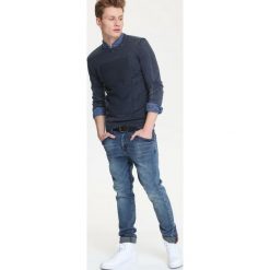 SWETER DŁUGI RĘKAW MĘSKI. Swetry przez głowę męskie TOP SECRET. W wyprzedaży za 49.99 zł.